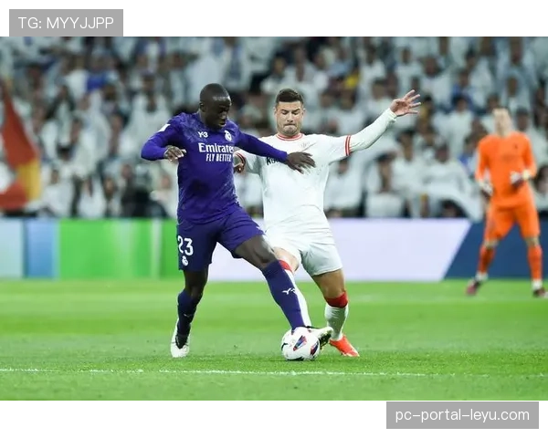 巴黎圣日耳曼通过定位球创造机会，角球战术配合默契